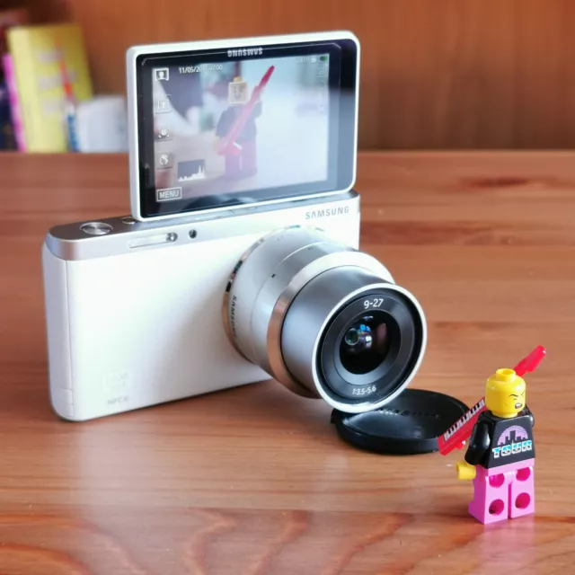 Samsung NX Mini + 9-27 mm lens (lens partly functional, please read description)