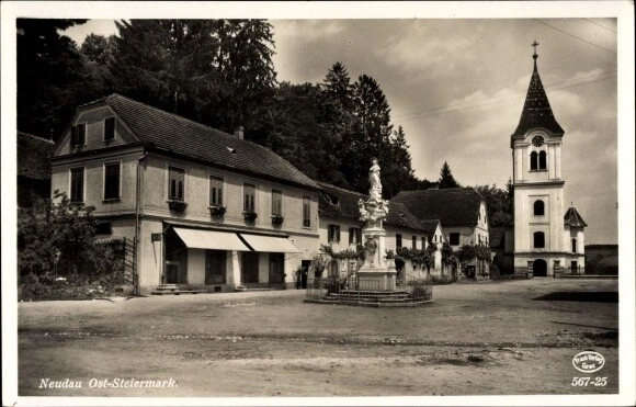 Ak Neudau Steiermark, Platz an der Kirche, Denkmal, Geschäftshaus - 10148369