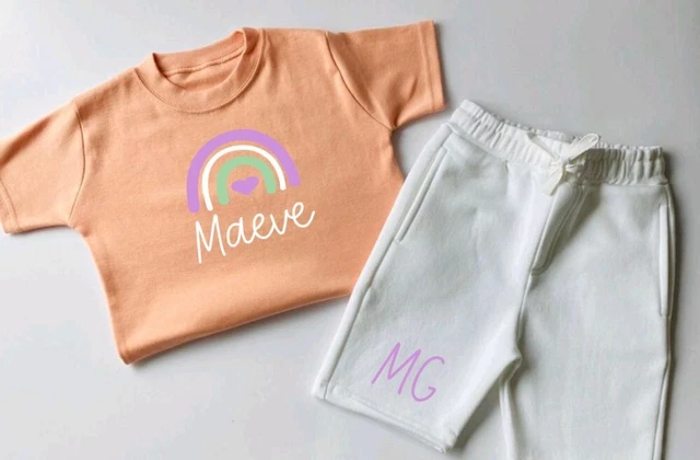 T-shirt rosa con nome personalizzato bambini e pantaloncini in pile bianco set 1/2 - 5/6 anni
