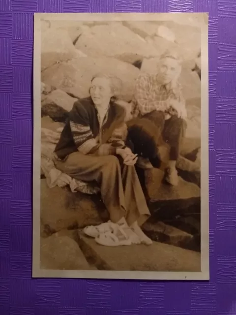 Altes Foto antik Vintage Frau Mann sitzen auf Steine Felsen woman man old Photo