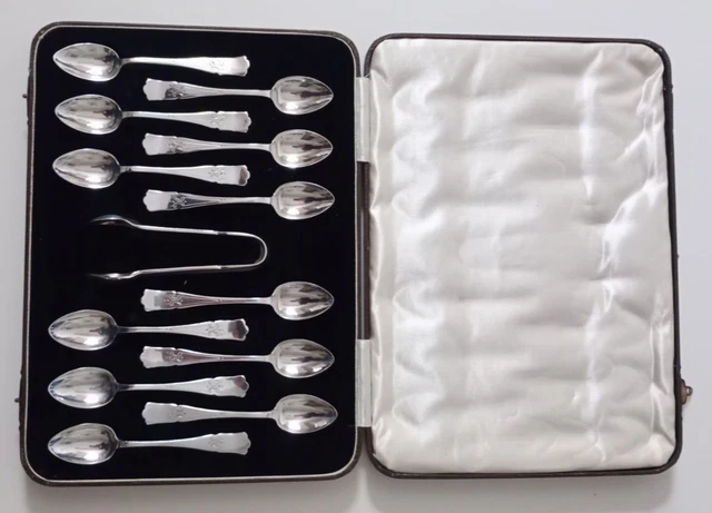12 cuillères à moka. - Couverts en argent et mé