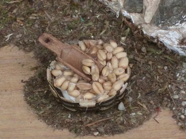 Krippenzubehör - Getreidekorbschale mit  Holzschaufel -