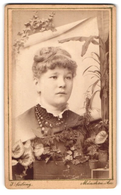 Fotografie J. Seiling, München, Au Str. 7, Portrait junge Dame im Biedermeierkl