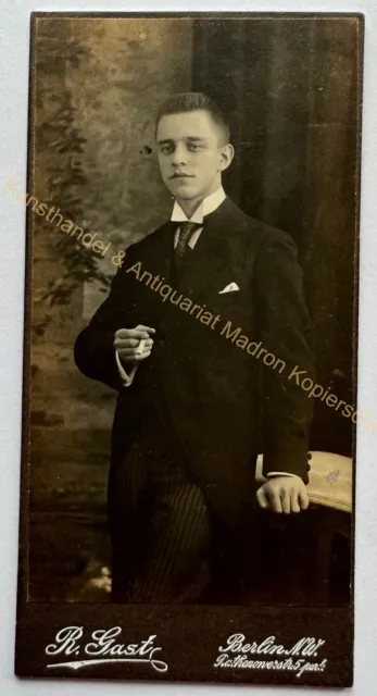 orig. CDV Foto Fotografie Bild alt Herr Mann Mode um 1910 Berlin Rauchen Gast