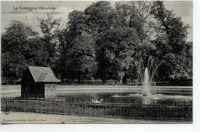 LUNEVILLE - Meurthe & Moselle - CPA 54 - Vue du parc et du jet d' eau