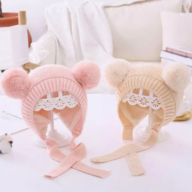 Jolie paire de pompons pour bonnet bébé chaud en tricot d'hiver