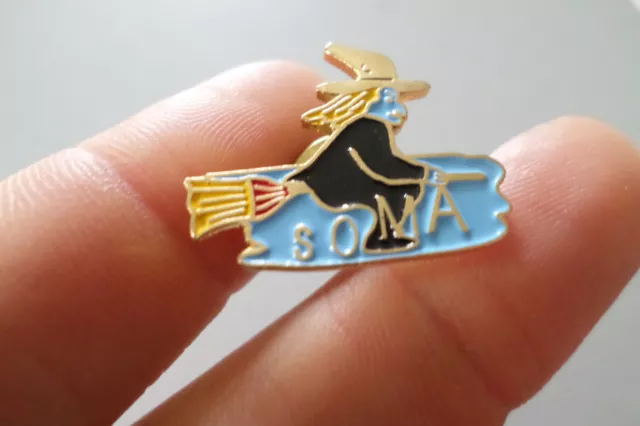 Badge pin s broche SOMA Sorciere avec balaie WITCH with broom