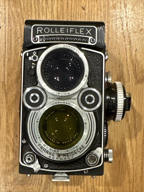 Lot - A Rolleiflex 3.5E-2 TLR medium format film camera (untested
