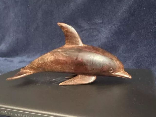 Delfino polinesiano vintage anni '50, splendidamente intagliato con legno massello molto pesante.