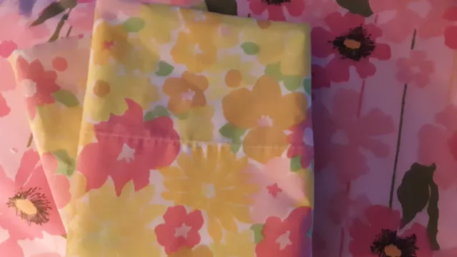 Vtg Bed Sheet Pink Flower Power and Pair Dan River Pillowcases No Iron Muslin