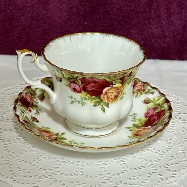 Royal Albert Old Country Roses Bone China Cup & Matching Saucer 1960’s 3