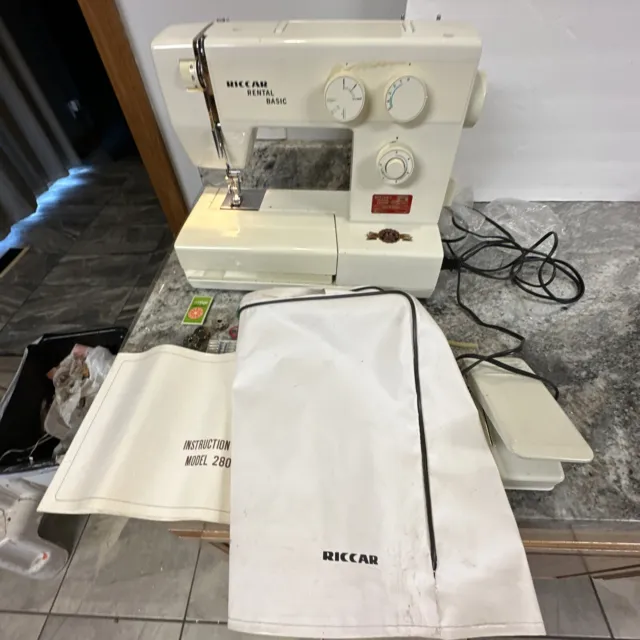 Máquina de coser Riccar Heavy 2800 con manual y accesorios necesita mantenimiento