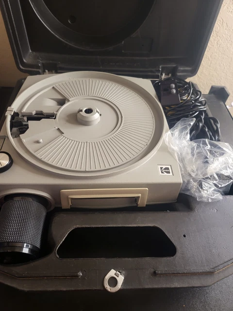 Kodak Ektagraphic Slide Projector Model AF-1 w/Zoom Lens, Remote, Case