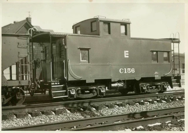 9GG365 2- RP 1950s ERIE RAILROAD CABOOSE #C156 LOCAL FREIGHT EAST BINGHAMTON