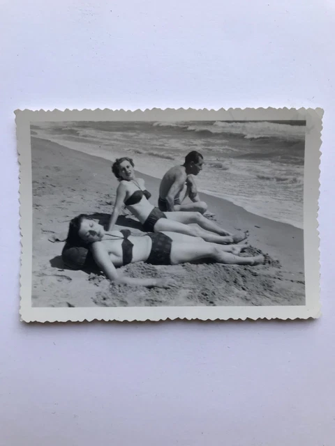 Photo Vintage 1952 - Bain De Soleil, Jeune Femme Allongée Dans L'herbe - Pin Up