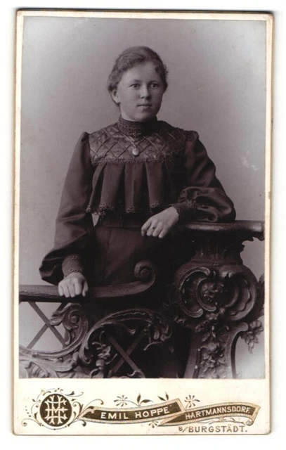 Fotografie Emil Hoppe, Hartmannsdorf, Portrait Fräulein in zeitgenöss. Garderob