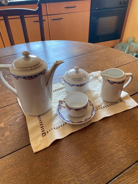 Service à café ancien en porcelaine de Baudour + soupière et saucière