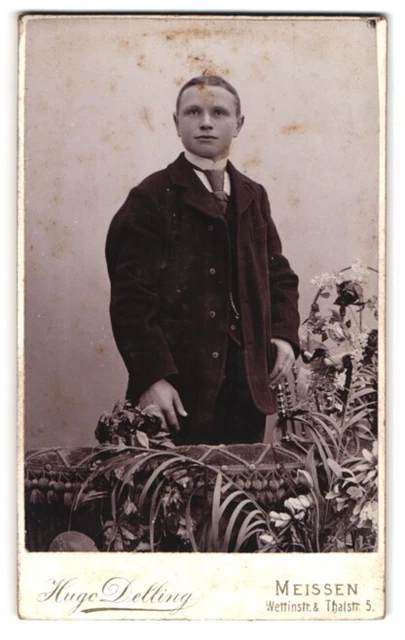 Fotografie Hugo Delling, Meissen, Wettinstraße, Heranwachsender Bursche im über