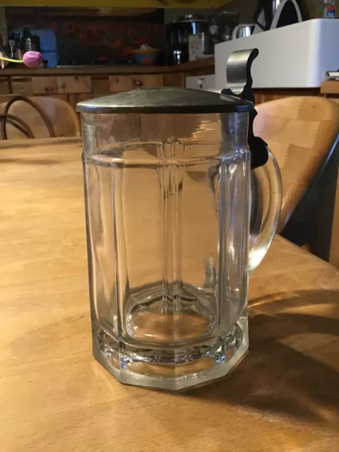 Alter Bierkrug aus Glas mit Zinndeckel, Glasbierkrug, Bierglas