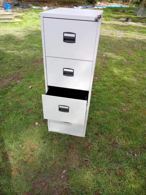 Metal 4 drawer filling cabinet great condition with key
