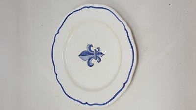 Henriot Quimper assiette dentelée à décor d'une  fleur de lys ocre* 