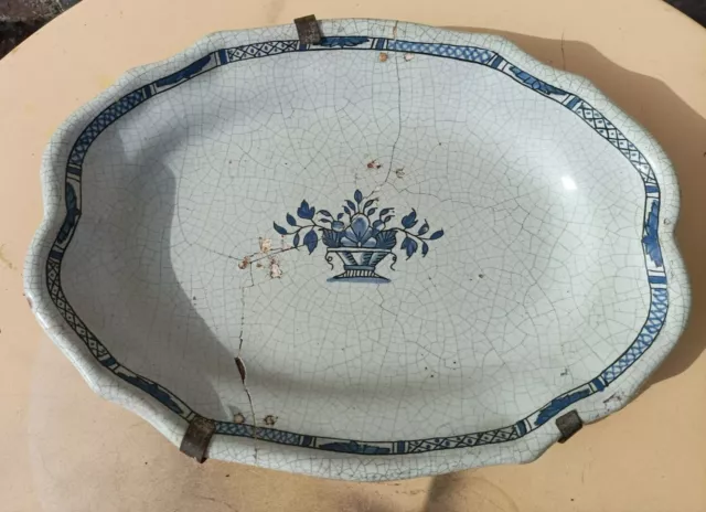 Ancien plat cul noir faïence Forges-les-Eaux Rouen 32 cm decor corbeille bleu