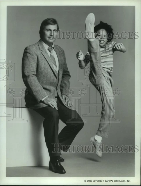1986 Press Photo Actor Gil Gerard with Ernie Reyes, Jr. on Sidekicks on ABC-TV