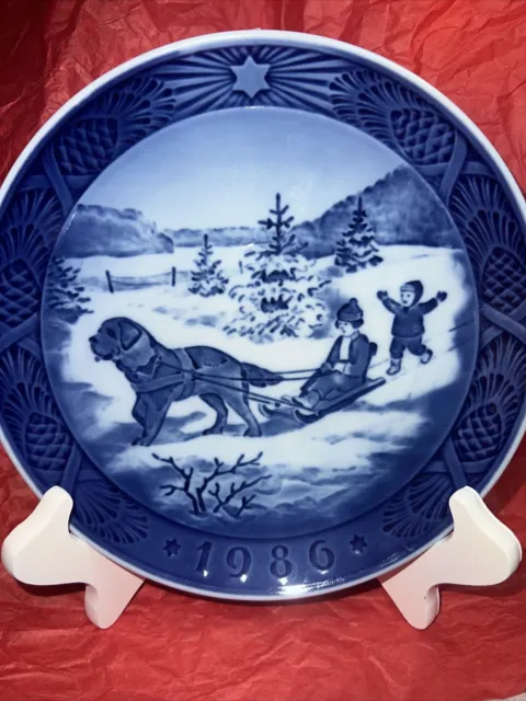 Royal Copenhagen Christmas Plate JULE AFTER   1986