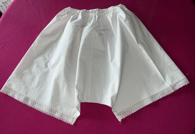 Ancienne culotte en coton brodé main époque 1900