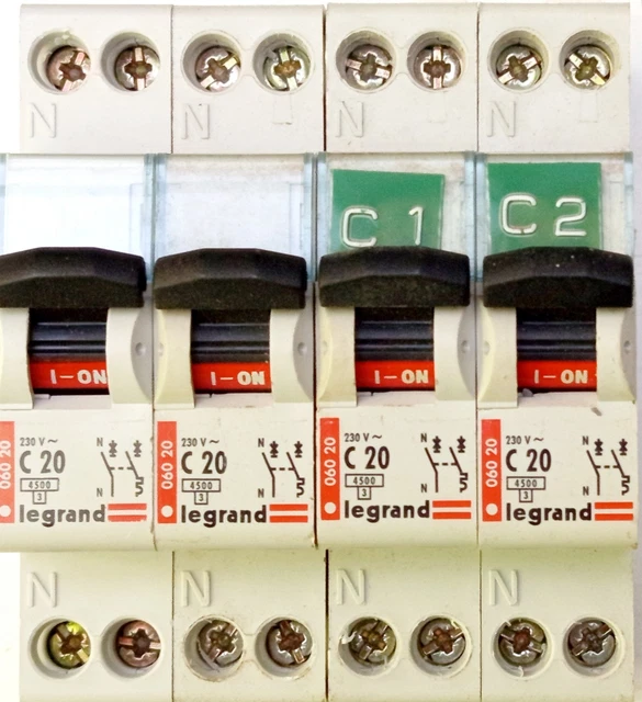Lot De 4 Disjoncteurs Legrand - Occasion En Bon état De Fonctionnement