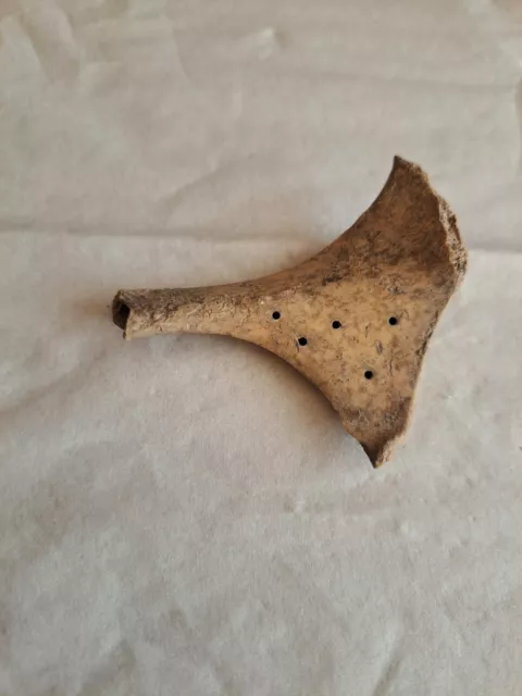 amuleto prehistórico, exvoto, adorno en hueso. 6x7x1 cm.