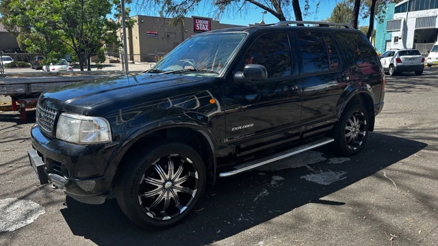 2003 Ford Explorer 4.6 L V8 Limited 7 seater ( Land Cruiser Pajero jeep )