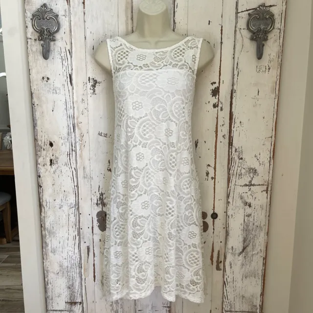 Signature by Robbie Bee Size Medium Woman's White Lace Sleeveless Party Dress