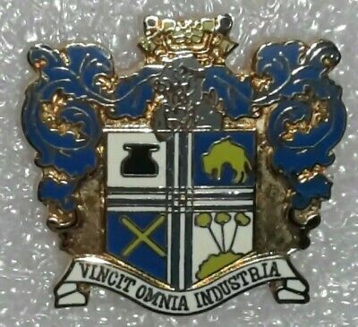 Distintivo BURY'S CREST spilla VINCIT OMNIA INDUSTRIA badge stemma SHAKERS CLUB 