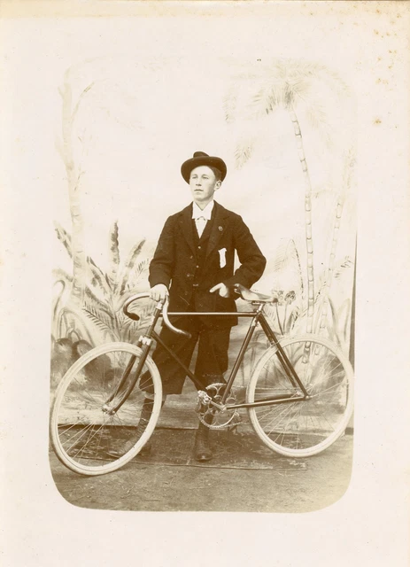 France, Dames faisant du vélo - Photographie originale
