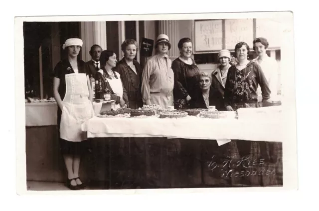 Foto AK Wiesbaden --Kochbrunnen-- mit Torten Bäckerei Nothilfe 1927