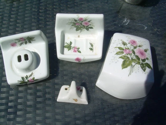 Lot D'accessoires De Salle De Bains En Porcelaine Multicouleur - Vintage