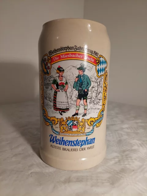 Steingut Bierkrug: Weihenstephan " Die Miesbacher Tracht", 1,0l, ca. 1980