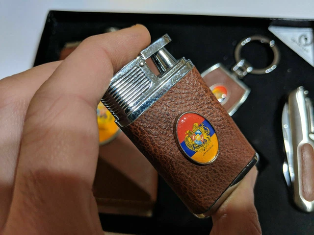 Complectation des meilleurs cadeaux arméniens, Fiole arménienne - Briquet -...