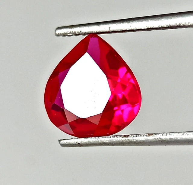 Pietra preziosa sfusa del Mozambico a forma di pera con rubino rosso rosato...
