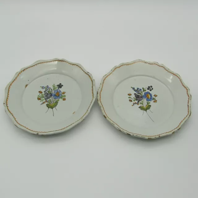 Nevers. Paire d'assiettes en faïence décor de brins fleuris, XVIIIe siècle A