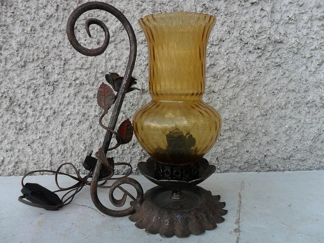 Una Candela Rossa A Forma Di Cuore Su Una Tomba In Un Cimitero Ognissanti Spazio Di Gm1432180875 474524906 - 9