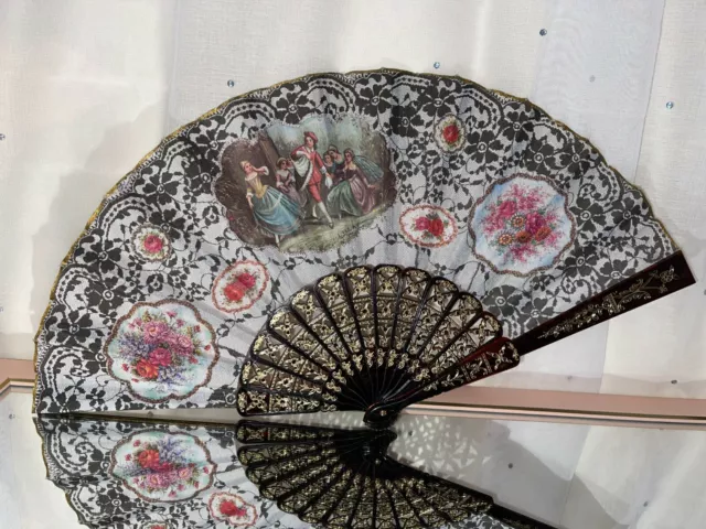 Ventilatore a mano vintage in finto pizzo nero stampato motivo J scena blu