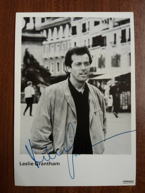 LESLIE GRANTHAM *Den Watts* EASTENDERS HAND SIGNED CAST CARD AUTOGRAPH FREE POST