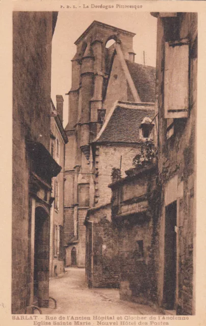 SARLAT rue de l'ancien hôpital et clocher de l'ancienne église sainte-marie