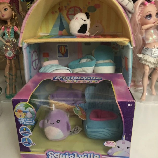 Squishville by Original Squishmallows Deluxe Academy Playset - Includes  2-Inch Eunice The Unicorn Plush, School Desk, Locker, and School Playscene  