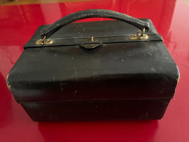 Une mallette en cuir marron avec une poignée sur laquelle est écrit