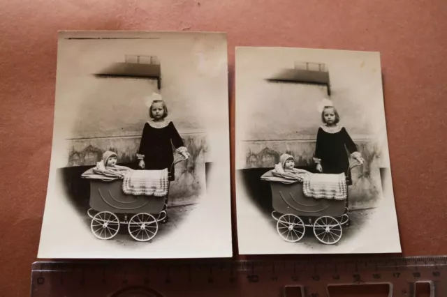 zwei tolle alte Fotos - Mädchen mit Puppenwagen und Puppe - 20-30er Jahre