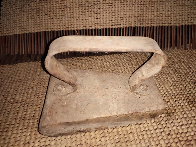 ANCIEN PETIT FER à REPASSER en fonte. EUR 10,00 - PicClick FR