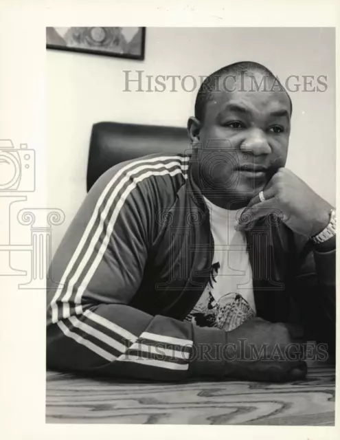 1986 Press Photo George Foreman, boxer, ponders at his desk. - hpx13489